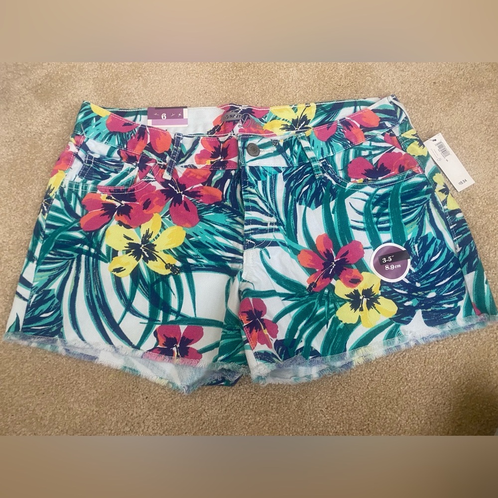 NWT Old Navy “Diva” Hawaiian print aloha shorts.